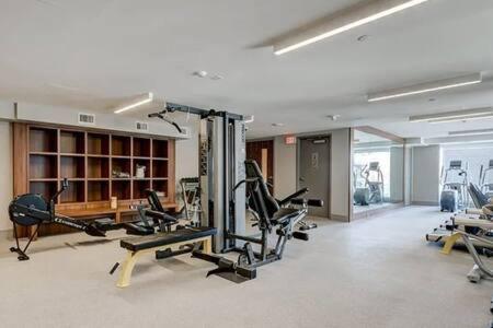 Guest Favorite Riverside Retreat- Walking Trails, Downtown Near Stampede! Free Banff Pass, Wine, Gym, Parking! Calgary Extérieur photo